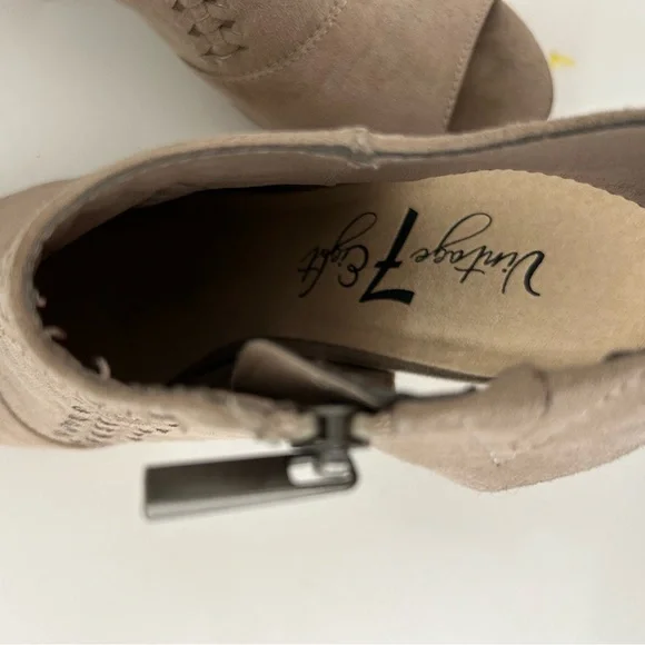 Women’s tan heels - Picture 3 of 7